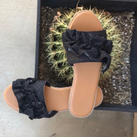 New Flirty Ruffle sandal - Picture 4 of 9